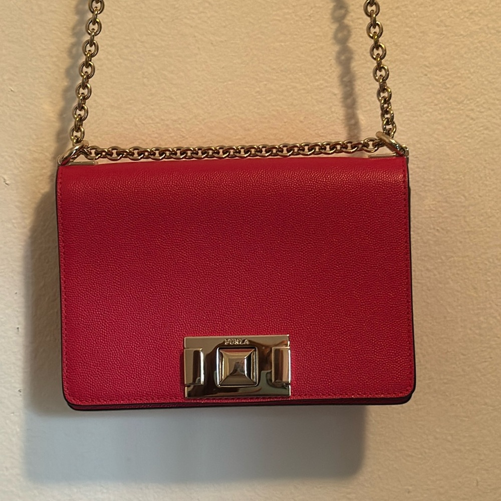 🌺🌺 Stunning  raspberry Furla with chain and leather cross body strap.🌺🌺